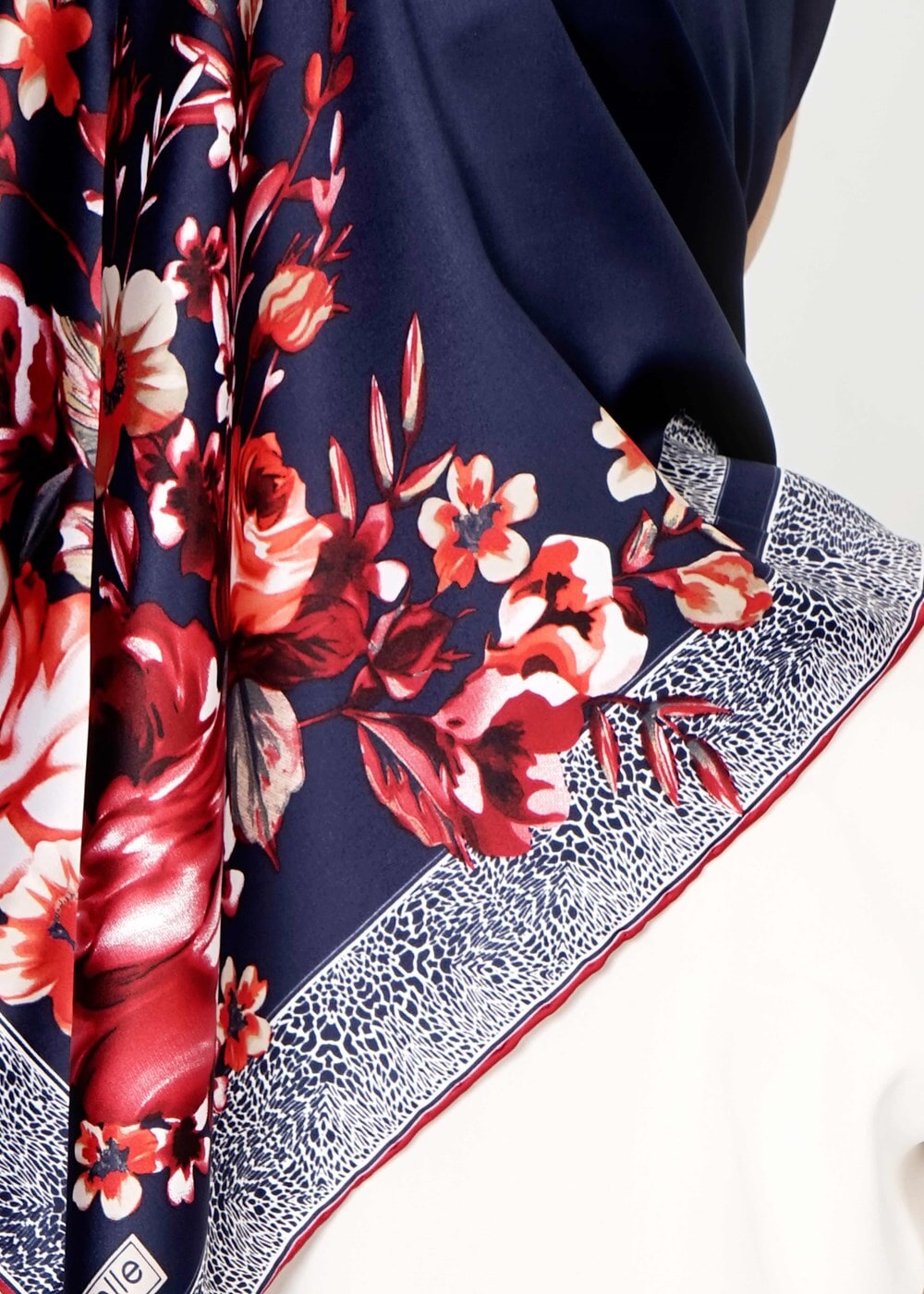 Tesettür giyim LACİVERT T 27605 Kenarı Çicek Desenli Eşarp