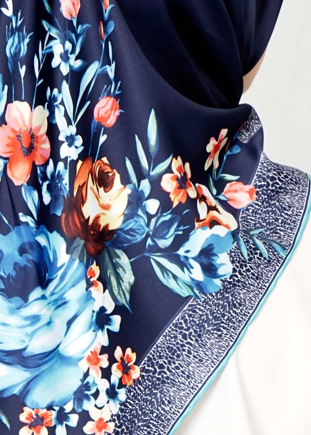 Tesettür giyim LACİVERT T 27605 Kenarı Çicek Desenli Eşarp