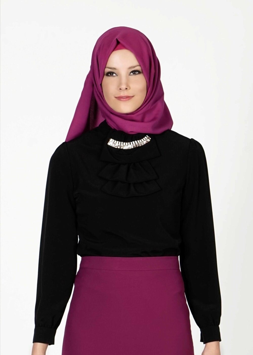 Tesettür giyim SİYAH YAKA DETAYLI AKSESUARLI BLUZ 5571