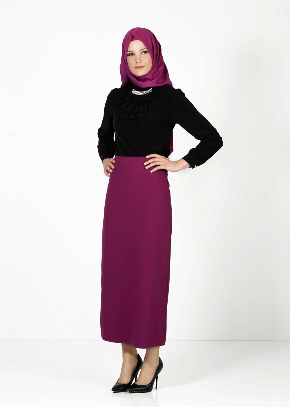 Tesettür giyim SİYAH YAKA DETAYLI AKSESUARLI BLUZ 5571