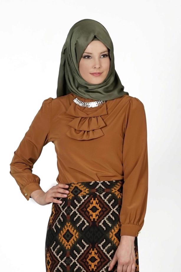 Tesettür giyim KAHVE YAKA DETAYLI AKSESUARLI BLUZ 5571 - TRENDTESETTÜR