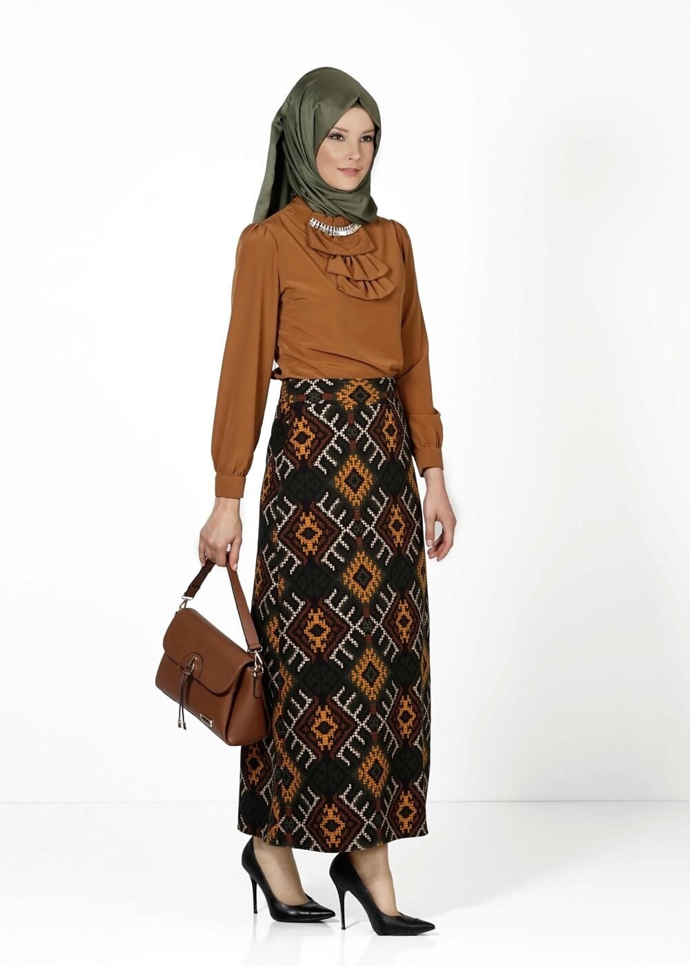 Tesettür giyim KAHVE YAKA DETAYLI AKSESUARLI BLUZ 5571