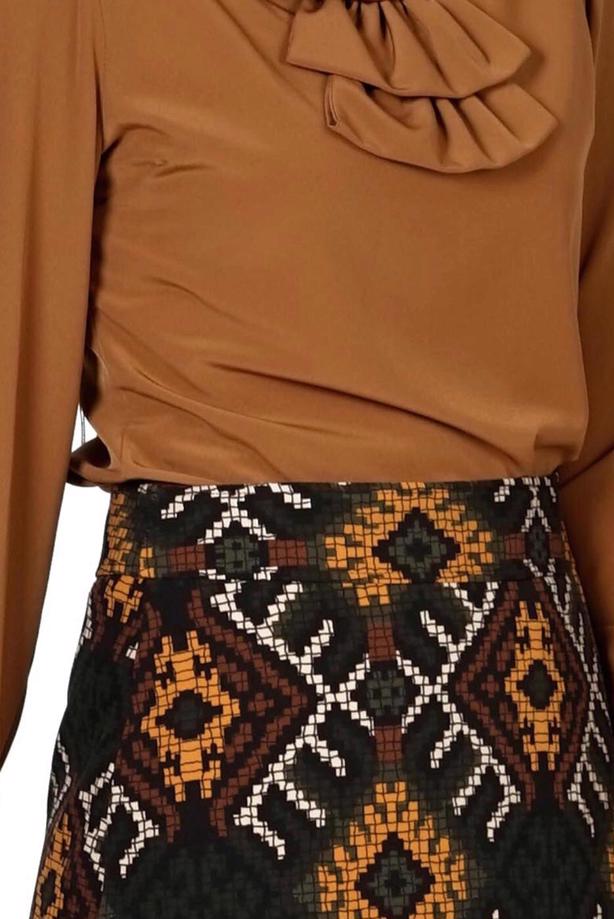 Tesettür giyim KAHVE YAKA DETAYLI AKSESUARLI BLUZ 5571 - TRENDTESETTÜR