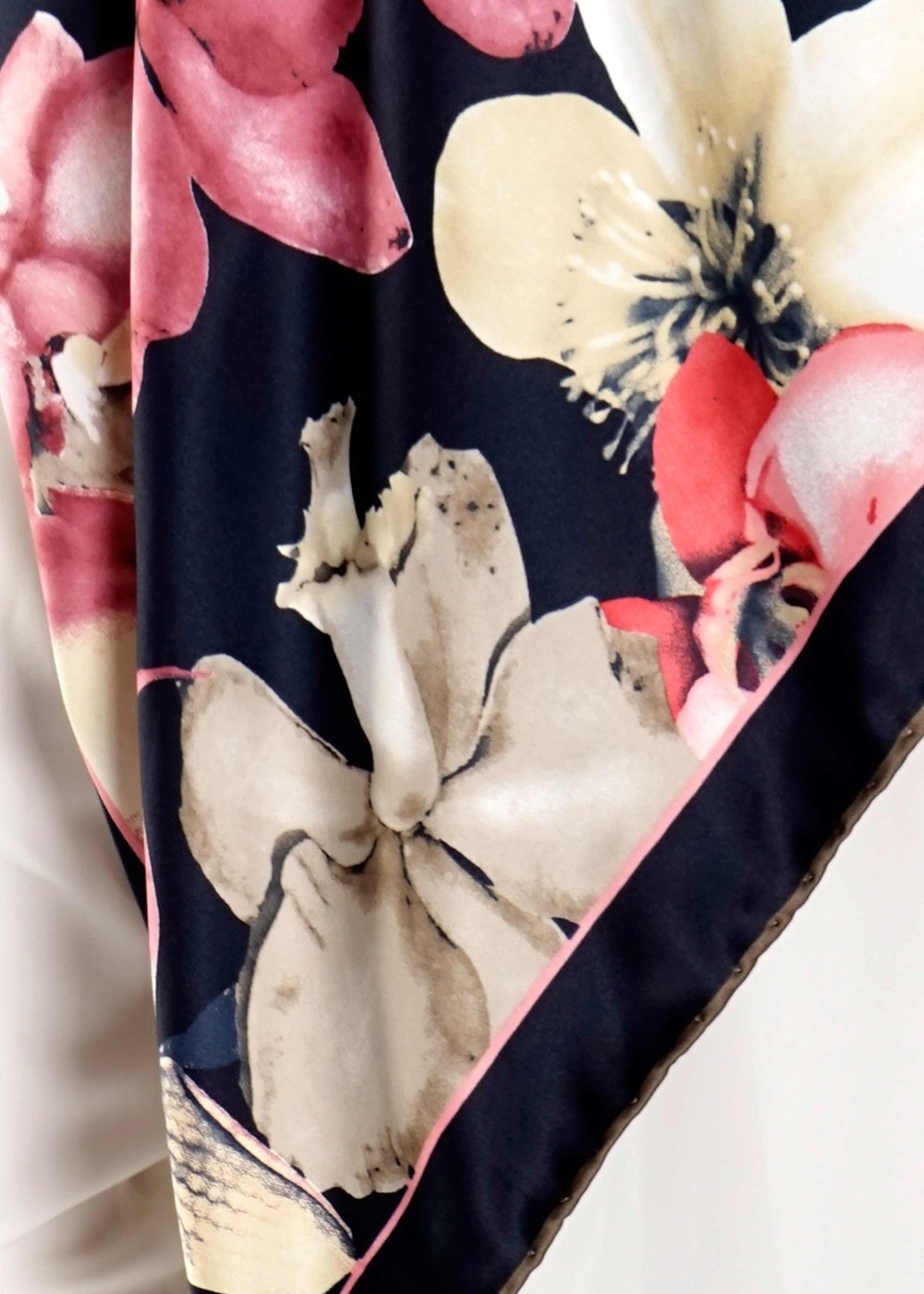 Tesettür giyim LACİVERT T 27620 Çicek Desenli Eşarp