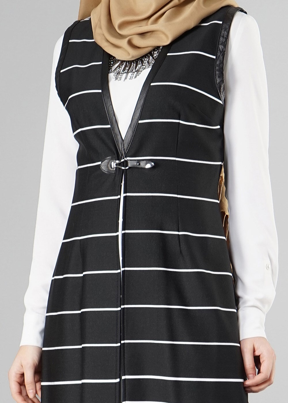 Tesettür giyim SİYAH ŞERİTLİ DESENLİ YELEK 4009