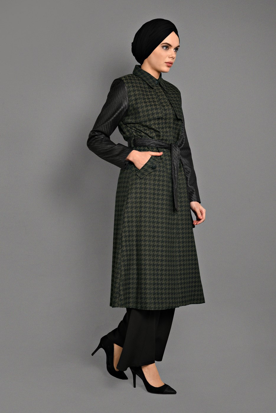 Tesettür giyim HAKİ KAZAYAĞI DESENLİ DERİ KOLLU TRENÇKOT 1134 