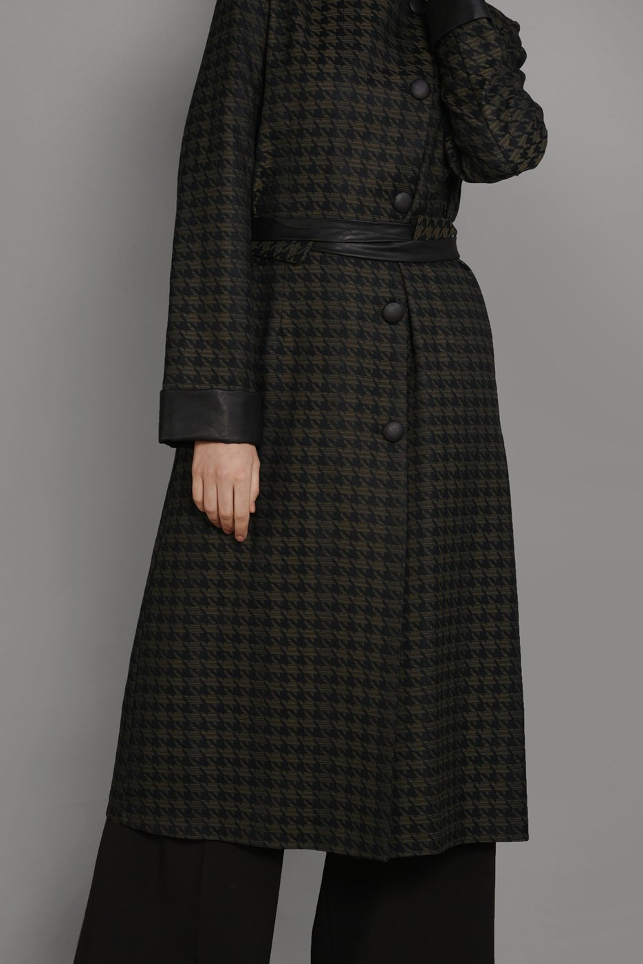 Tesettür giyim HAKİ KAZAYAĞI DESENLİ DERİ DETAYLI TRENÇKOT 1145 