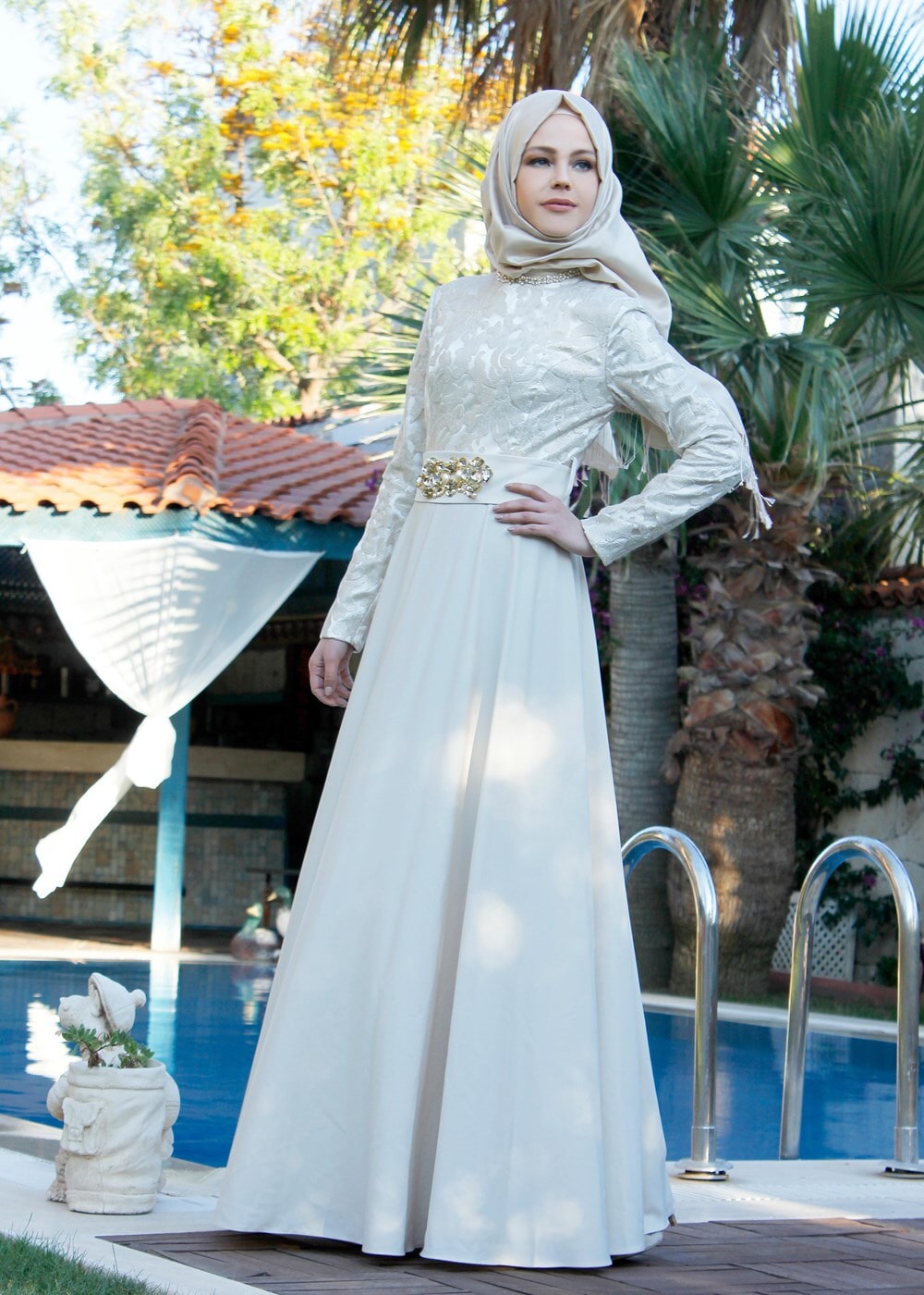 Tesettür giyim EKRU YAKASI VE KUŞAĞI TAŞLI ABİYE ELBİSE  5009 