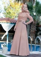 Tesettür giyim PUDRA YAKASI VE KUŞAĞI TAŞLI ABİYE ELBİSE  5009 
