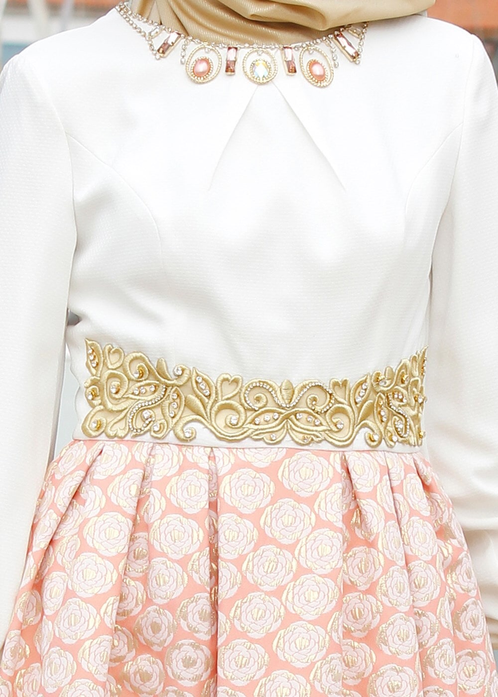 Tesettür giyim PUDRA YAKASI AKSESUARLI JAKAR ABİYE ELBİSE  5073 