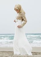 Tesettür giyim KREM GÜPÜRLÜ KEMER DETAYLI ABİYE ELBİSE 5088 