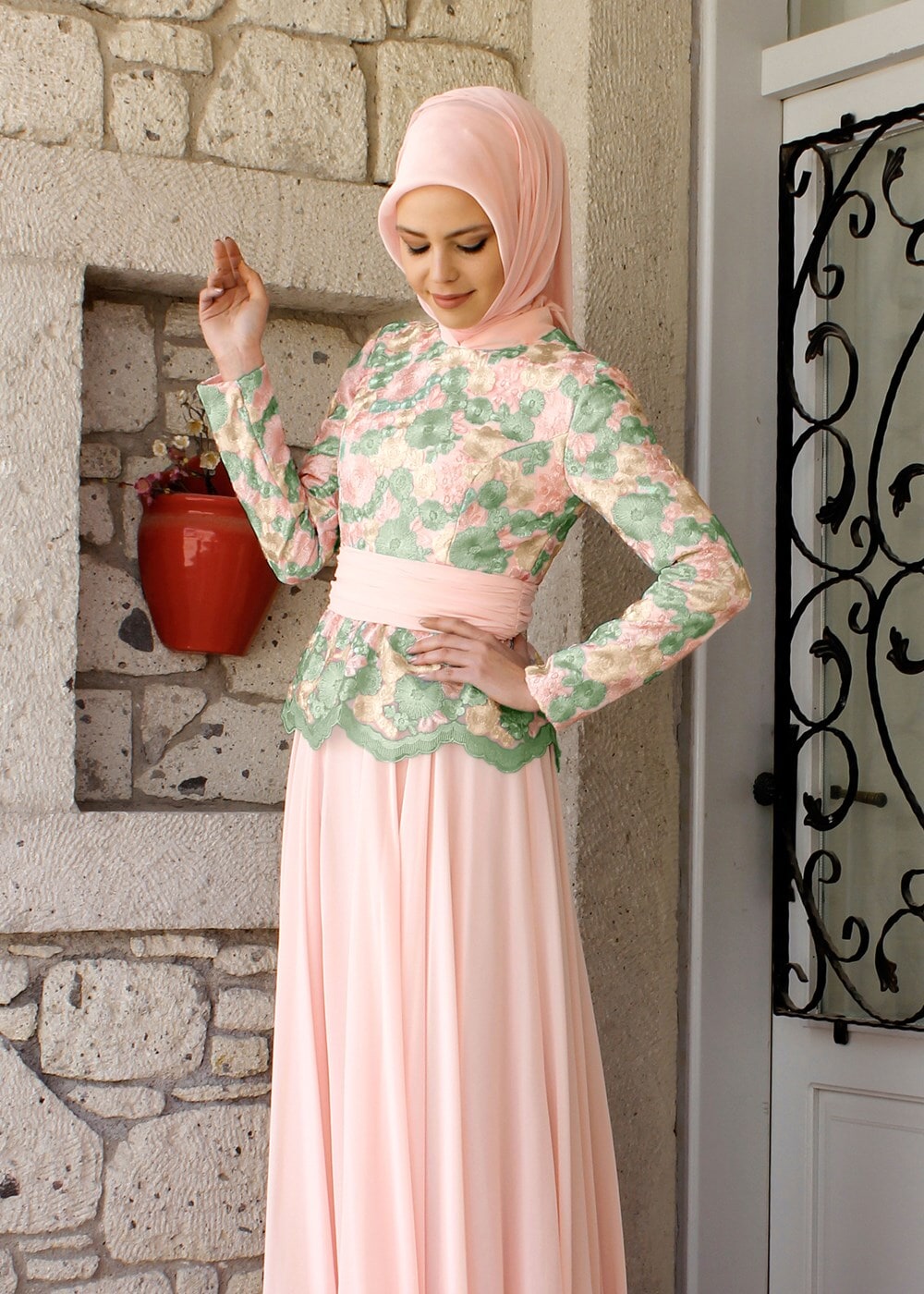 Tesettür giyim PUDRA ALVİNA ÇİÇEK DESENLİ ABİYE ELBİSE T 5153