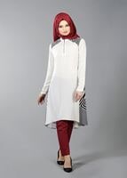 Tesettür giyim EKRU T 5416 Famelin Fermuar Detaylı Önü Kısa Tunik