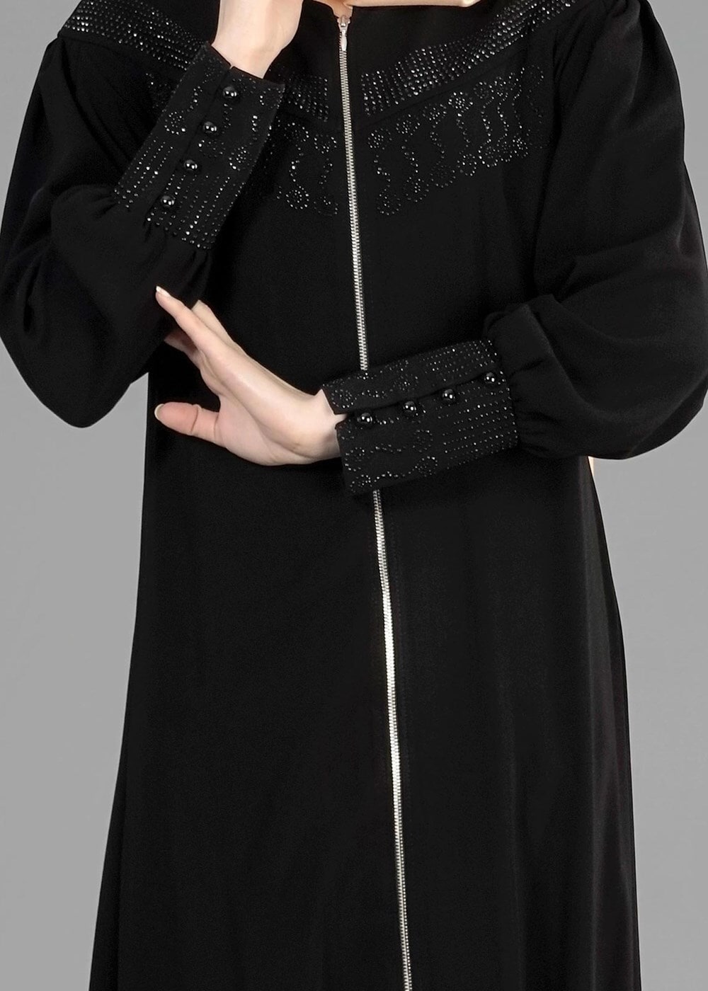 Tesettür giyim SİYAH TAŞ BASKILI FERMUARLI FERACE 8129