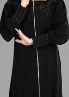Tesettür giyim SİYAH TAŞ BASKILI FERMUARLI FERACE 8129