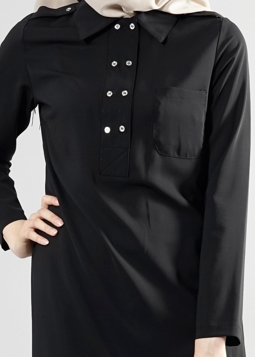 Tesettür giyim SİYAH T 277 Hewes Line Düğme Detaylı Erkek Yaka Tunik