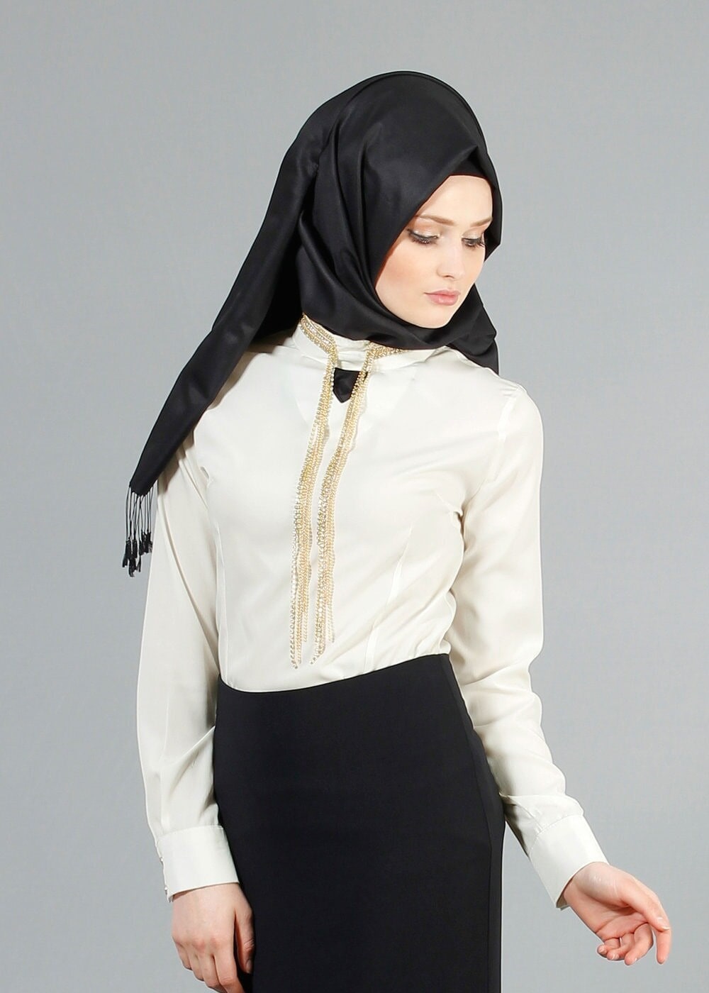 Tesettür giyim KREM HAKİM YAKA AKSESUARLI BLUZ 8017