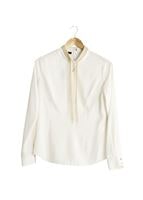 Tesettür giyim KREM HAKİM YAKA AKSESUARLI BLUZ 8017