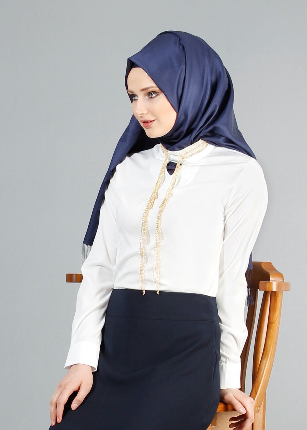Tesettür giyim EKRU HAKİM YAKA AKSESUARLI BLUZ 8017