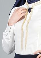 Tesettür giyim EKRU HAKİM YAKA AKSESUARLI BLUZ 8017