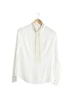 Tesettür giyim EKRU HAKİM YAKA AKSESUARLI BLUZ 8017