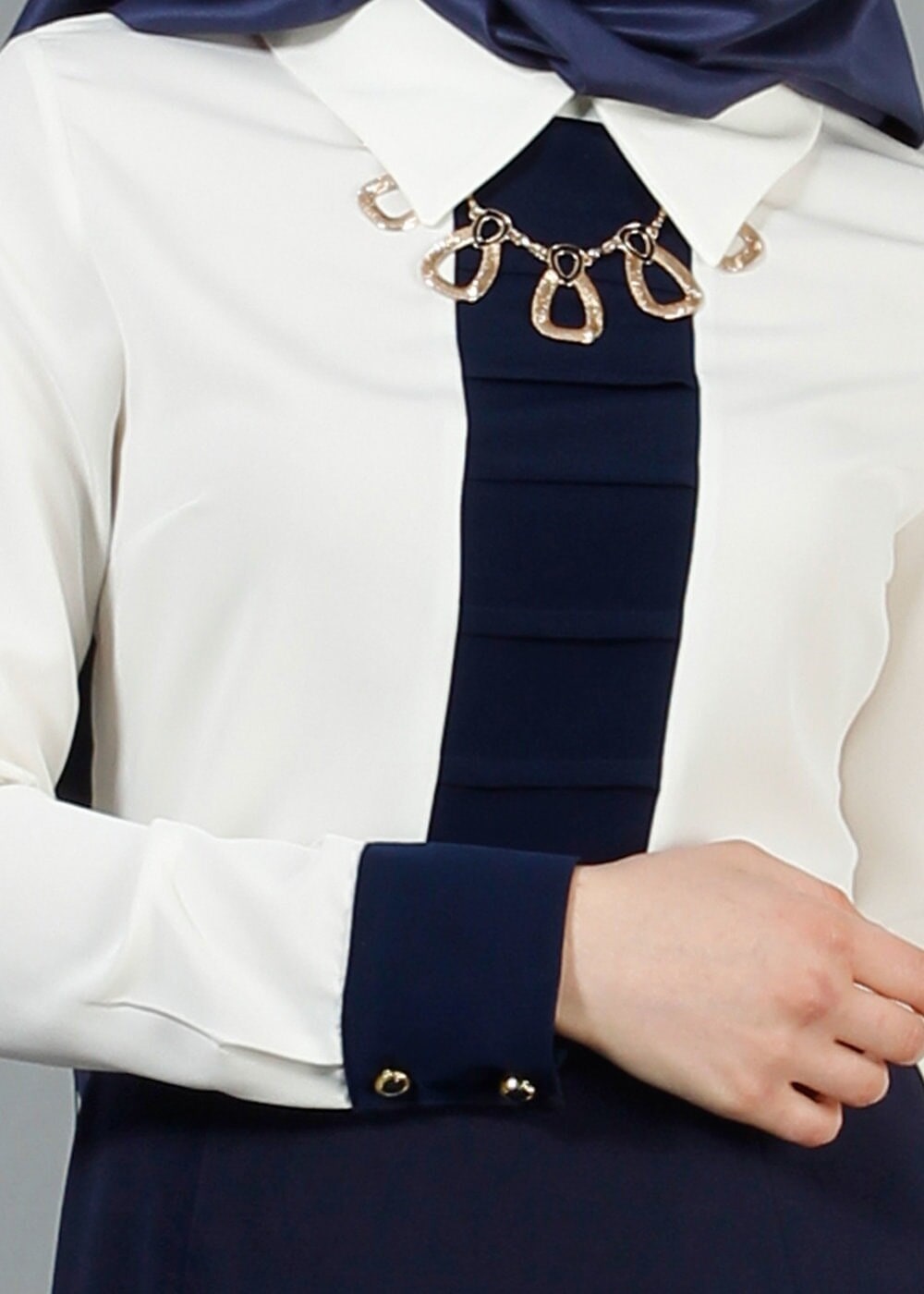 Tesettür giyim KREM T 494 Filizler Erkek Yaka Kolyeli Bluz