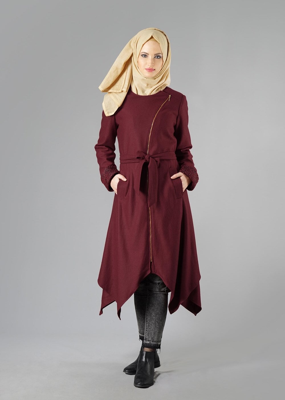 Tesettür giyim BORDO ETEK UCU ASİMETRİK KEMERL BİSİKLET YAKA KABAN 9262
