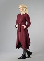 Tesettür giyim BORDO ETEK UCU ASİMETRİK KEMERL BİSİKLET YAKA KABAN 9262