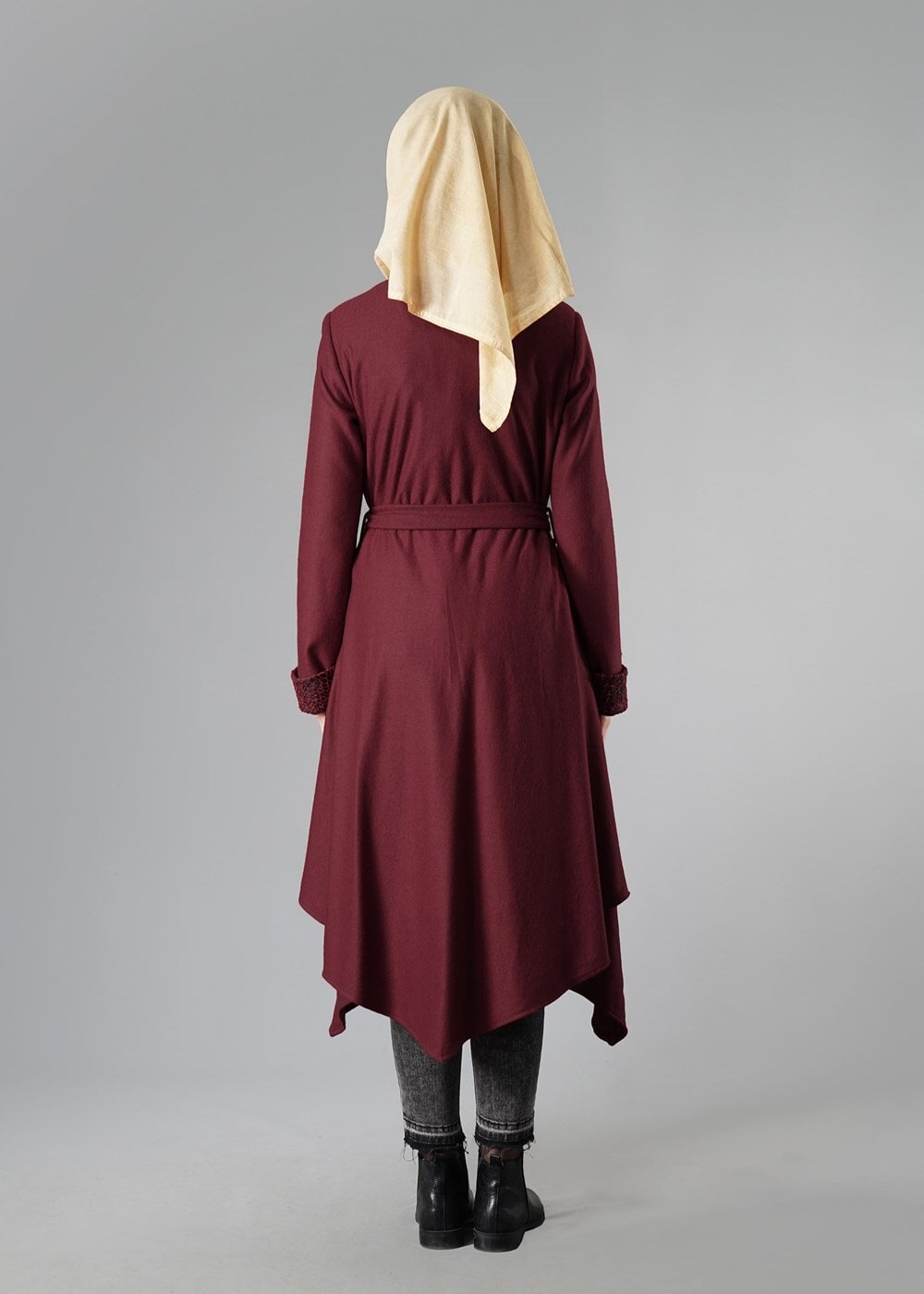 Tesettür giyim BORDO ETEK UCU ASİMETRİK KEMERL BİSİKLET YAKA KABAN 9262