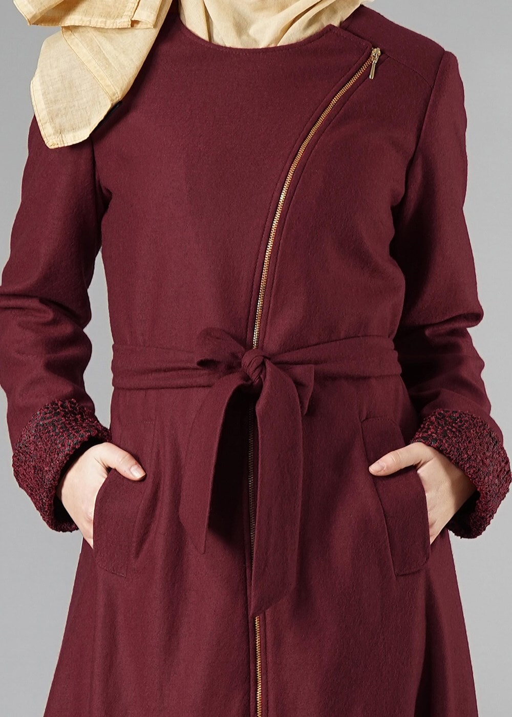 Tesettür giyim BORDO ETEK UCU ASİMETRİK KEMERL BİSİKLET YAKA KABAN 9262