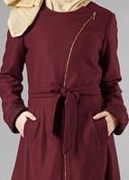 Tesettür giyim BORDO ETEK UCU ASİMETRİK KEMERL BİSİKLET YAKA KABAN 9262