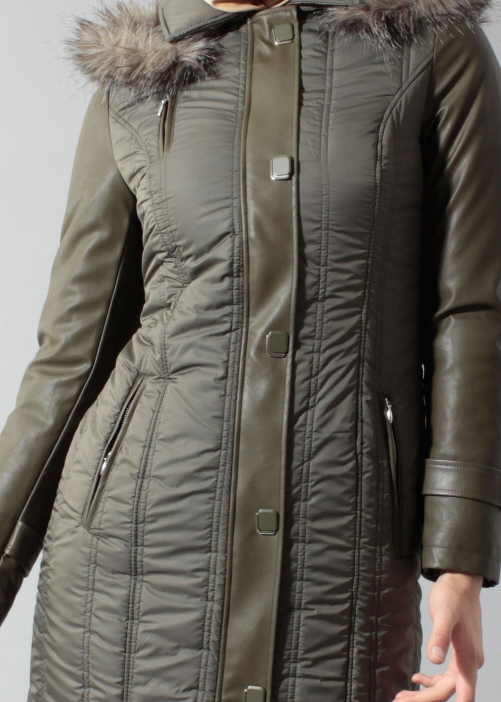 Tesettür giyim HAKİ KAPÜŞONLU ŞİŞME KABAN 9361