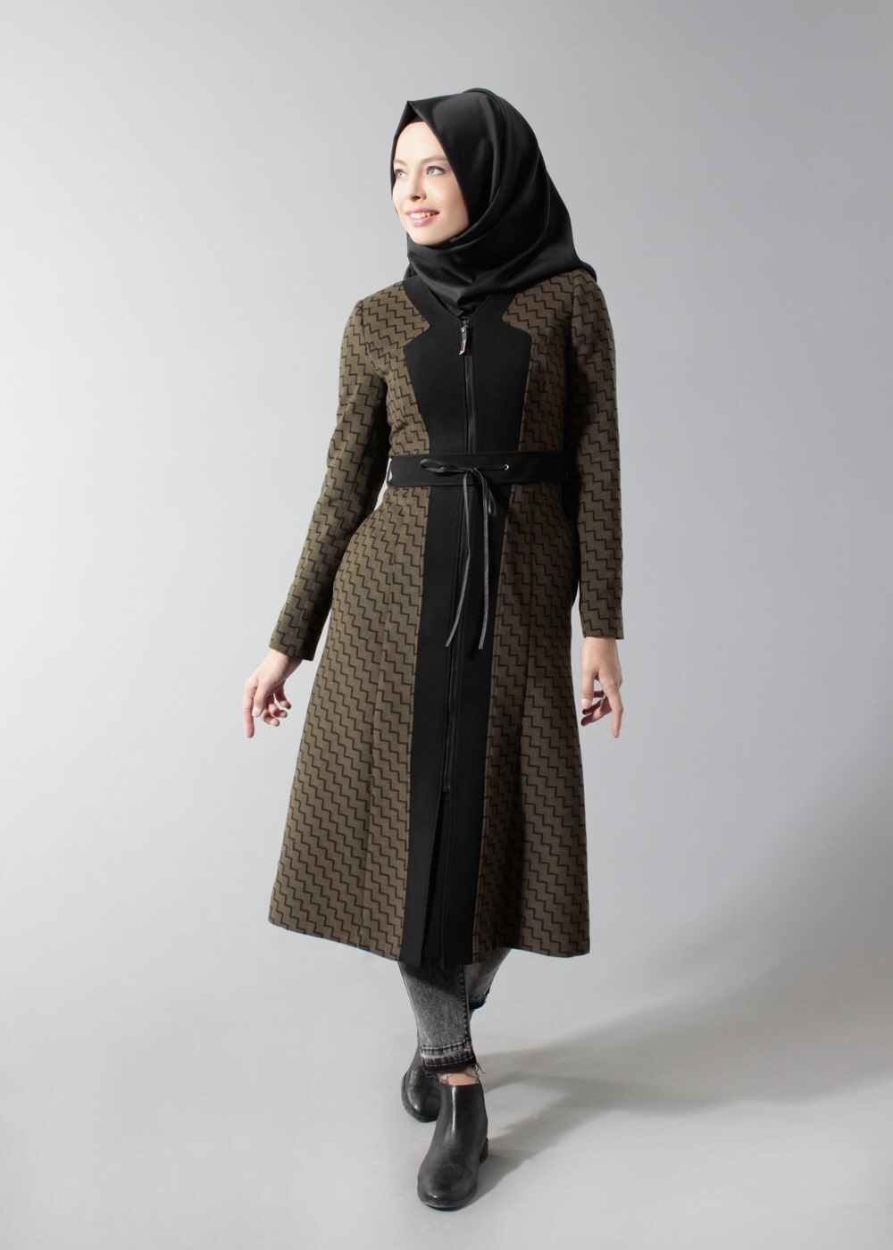 Tesettür giyim HAKİ ZİKZAK DESENLİ FERMUARLI BELİ BAĞCIKLI KABAN 9364