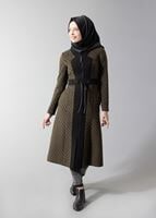 Tesettür giyim HAKİ ZİKZAK DESENLİ FERMUARLI BELİ BAĞCIKLI KABAN 9364