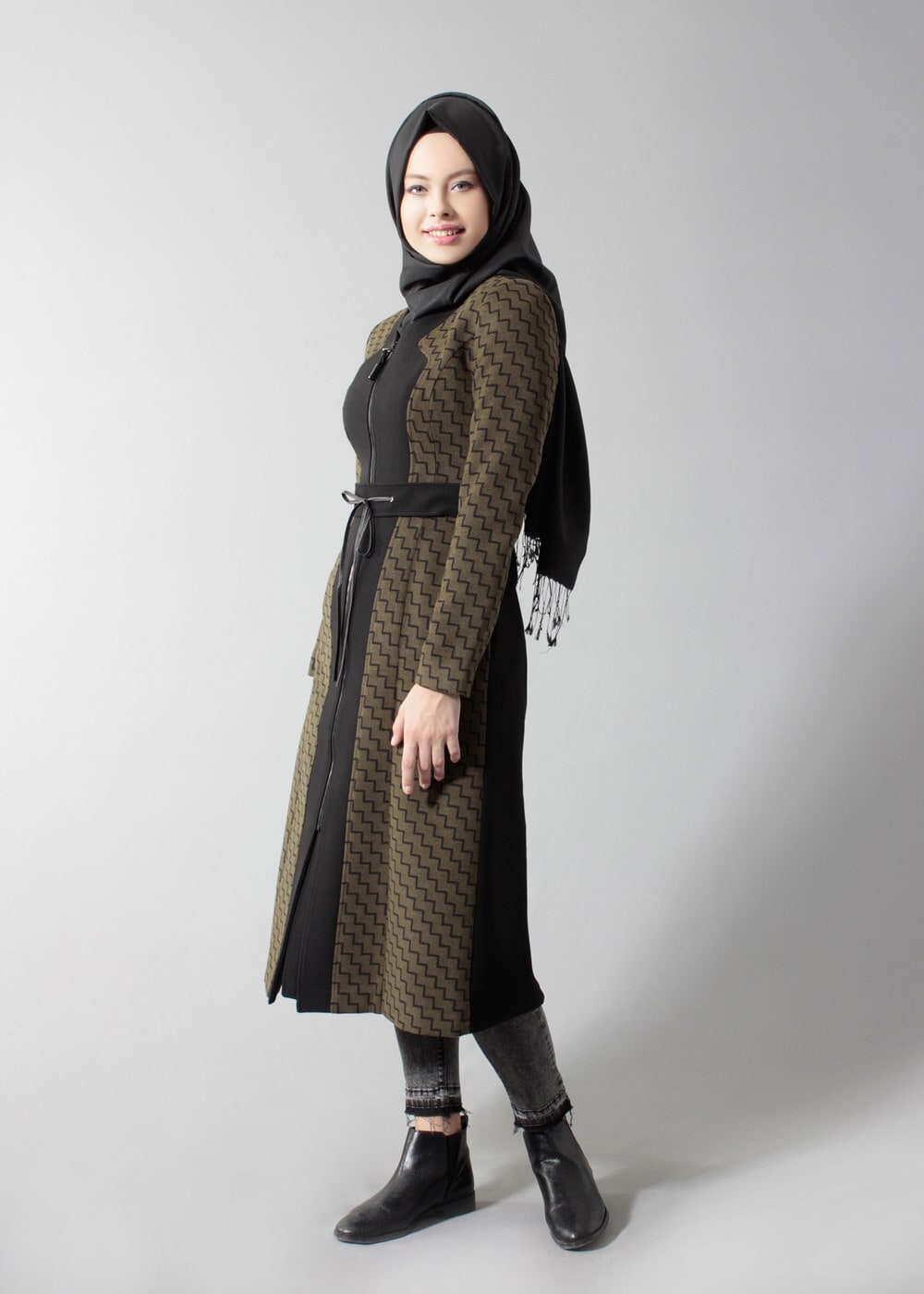 Tesettür giyim HAKİ ZİKZAK DESENLİ FERMUARLI BELİ BAĞCIKLI KABAN 9364