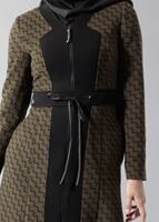 Tesettür giyim HAKİ ZİKZAK DESENLİ FERMUARLI BELİ BAĞCIKLI KABAN 9364