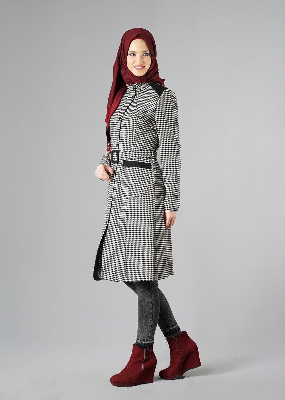 Tesettür giyim SİYAH KEMERLİ KAZAYAĞI DESENLİ KABAN 9430