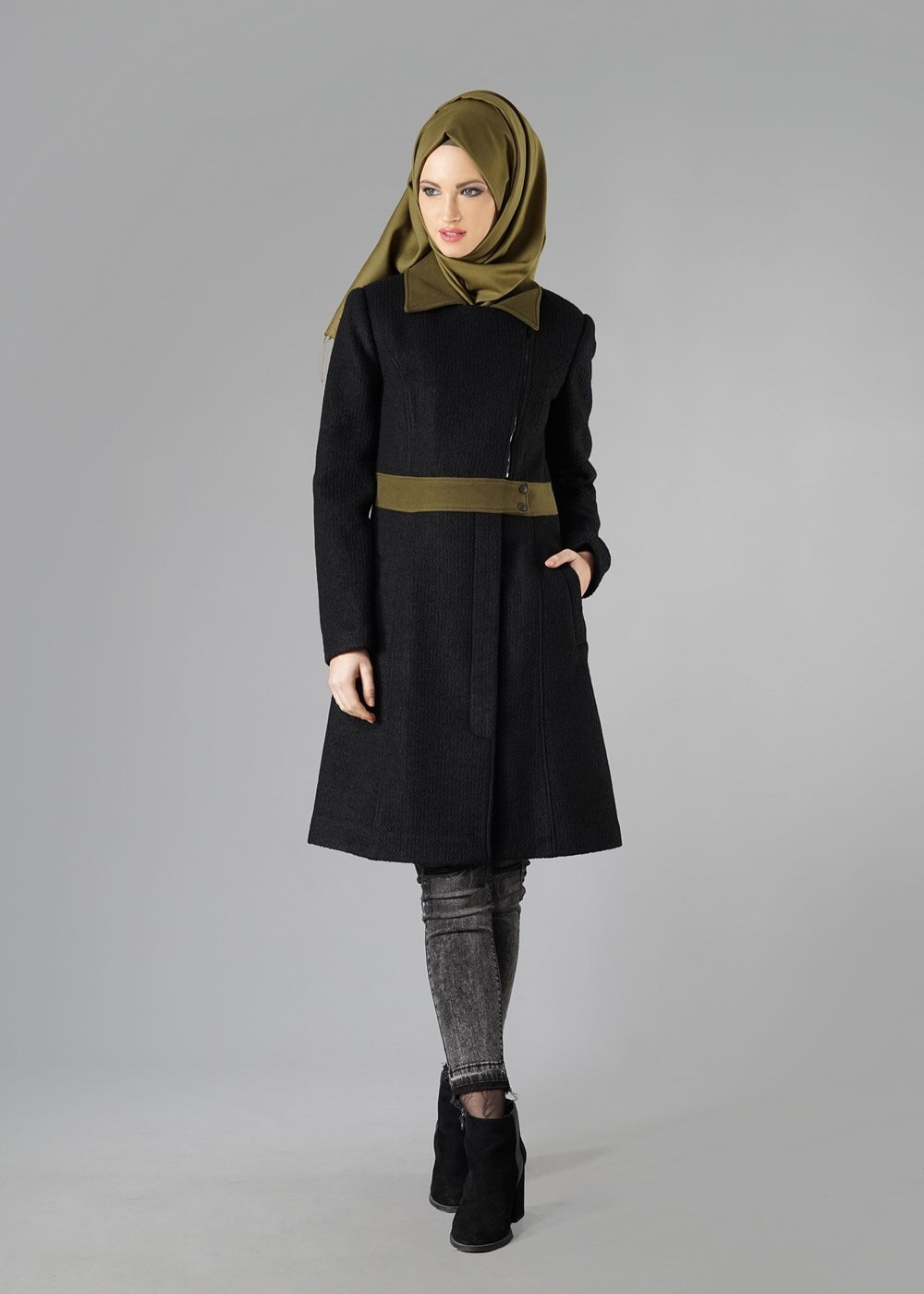 Tesettür giyim SİYAH SİVRİ YAKA KEMERLİ KABAN 9435