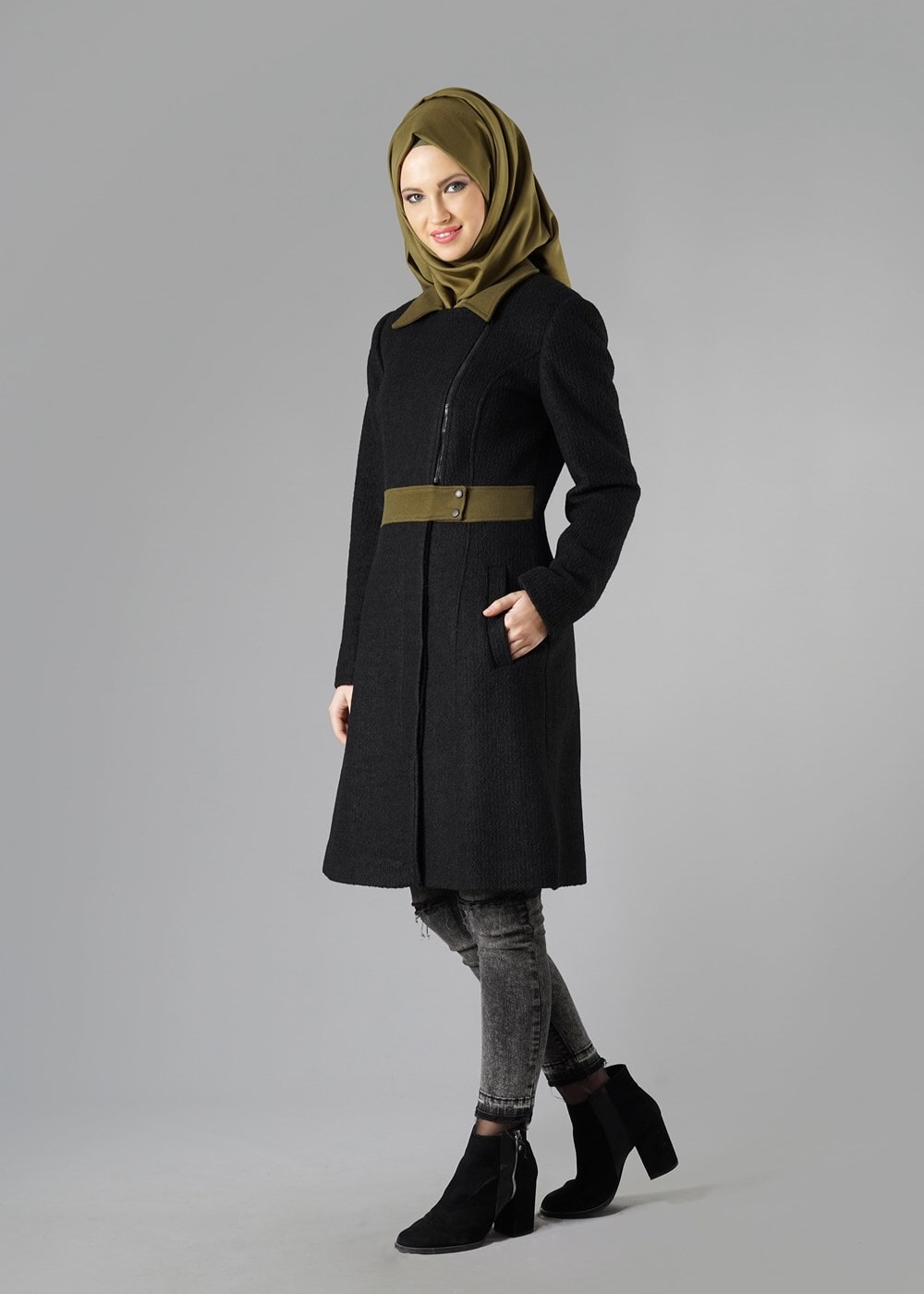 Tesettür giyim SİYAH SİVRİ YAKA KEMERLİ KABAN 9435