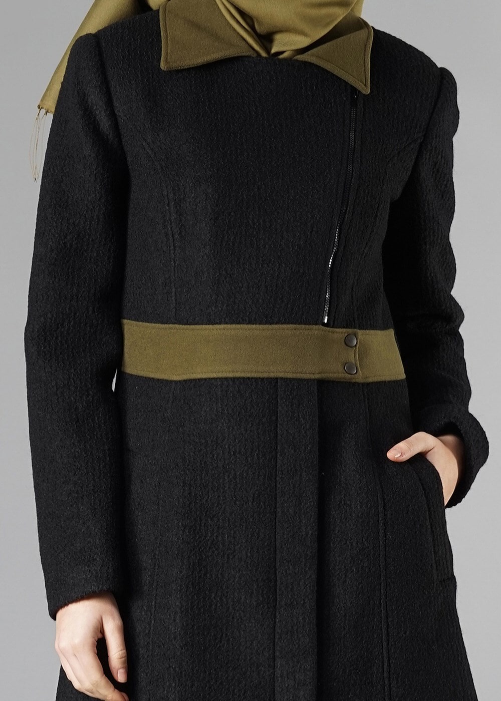 Tesettür giyim SİYAH SİVRİ YAKA KEMERLİ KABAN 9435