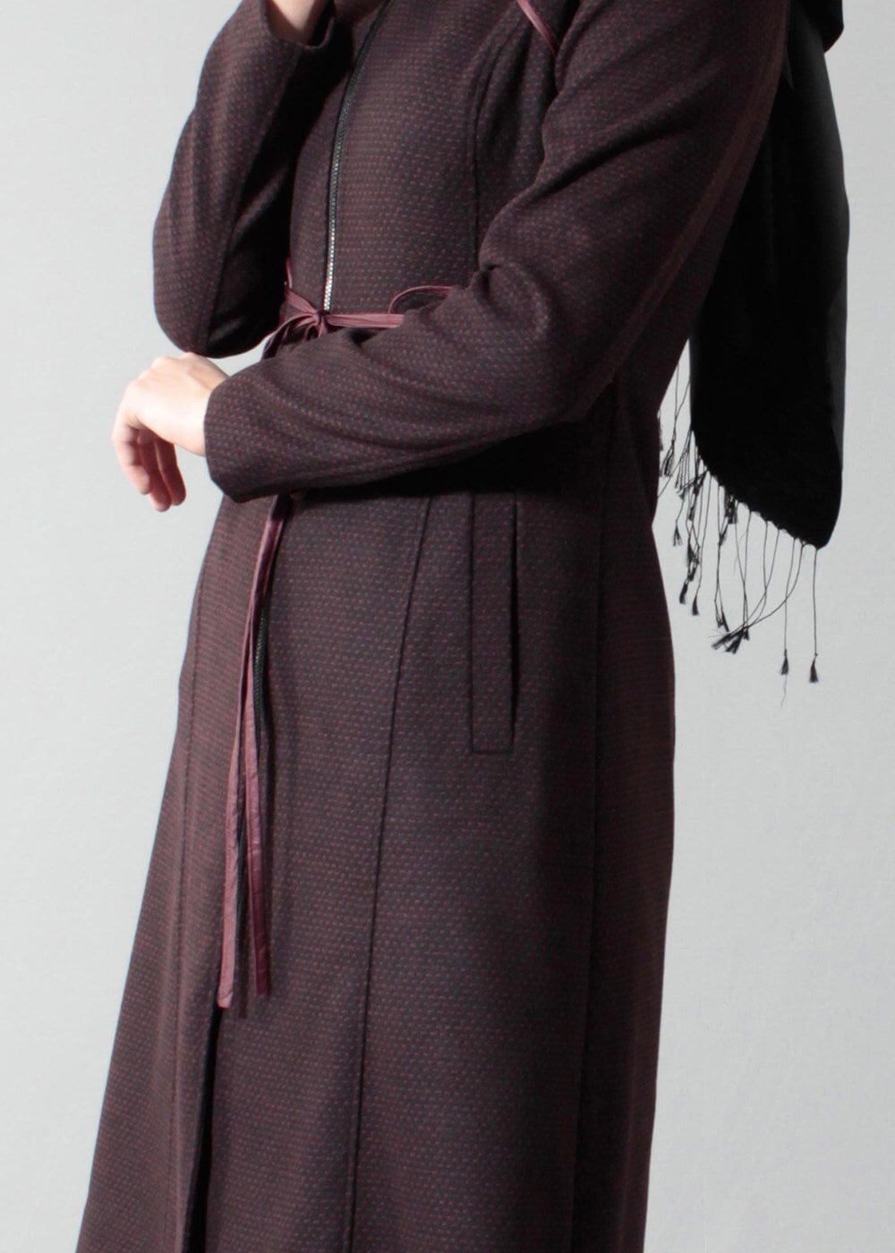 Tesettür giyim SİYAH YAKASI DÜĞMELİ BAĞCIKLI KABAN 9437 