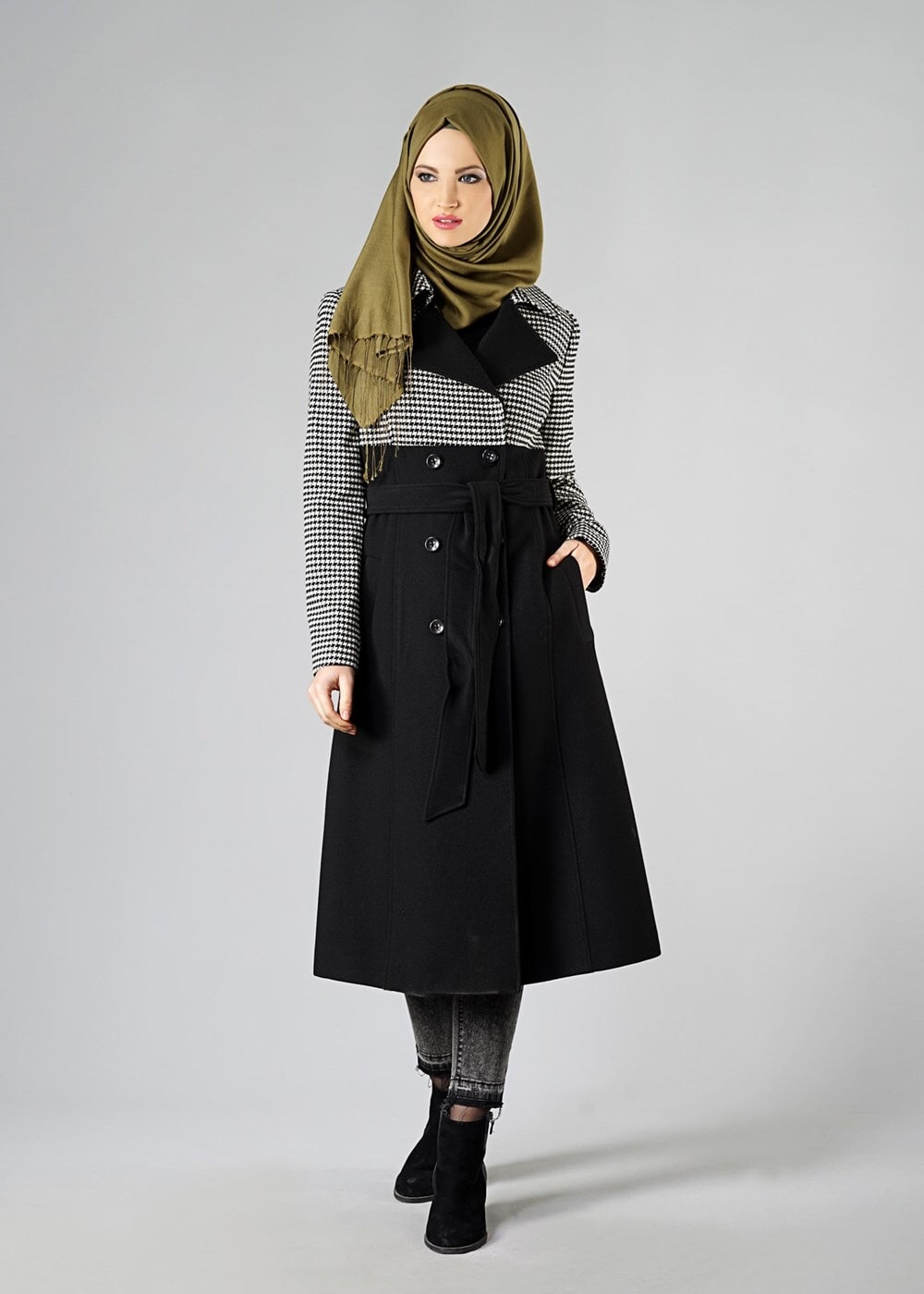 Tesettür giyim SİYAH KAZAYAĞI DESENLİ DÜĞMELİ KABAN 9347
