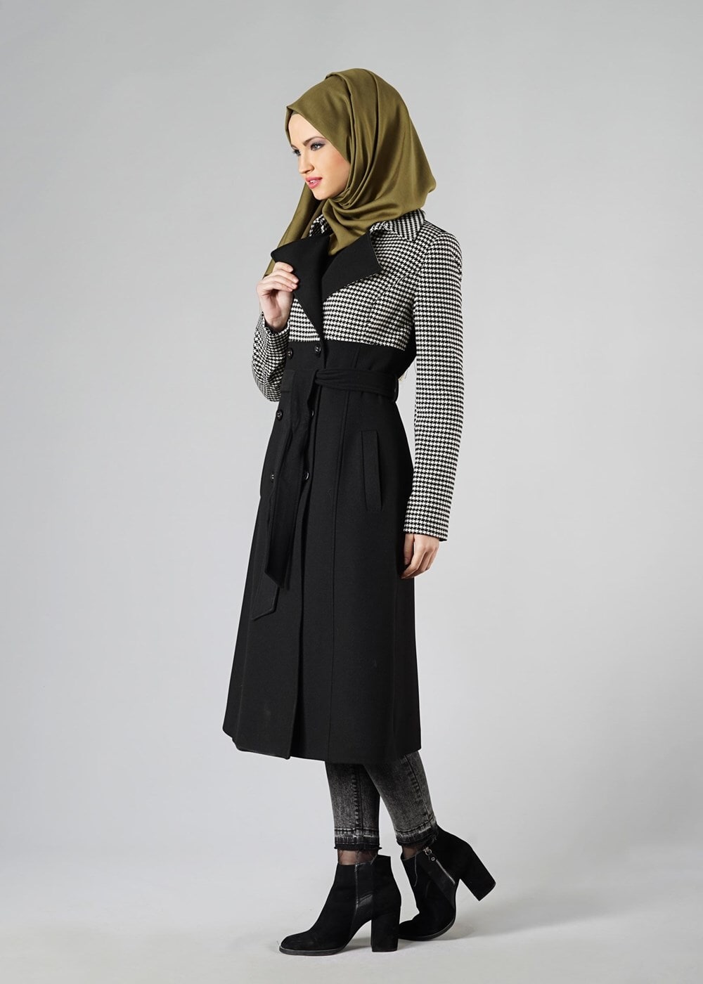 Tesettür giyim SİYAH KAZAYAĞI DESENLİ DÜĞMELİ KABAN 9347