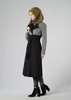 Tesettür giyim SİYAH KAZAYAĞI DESENLİ DÜĞMELİ KABAN 9347