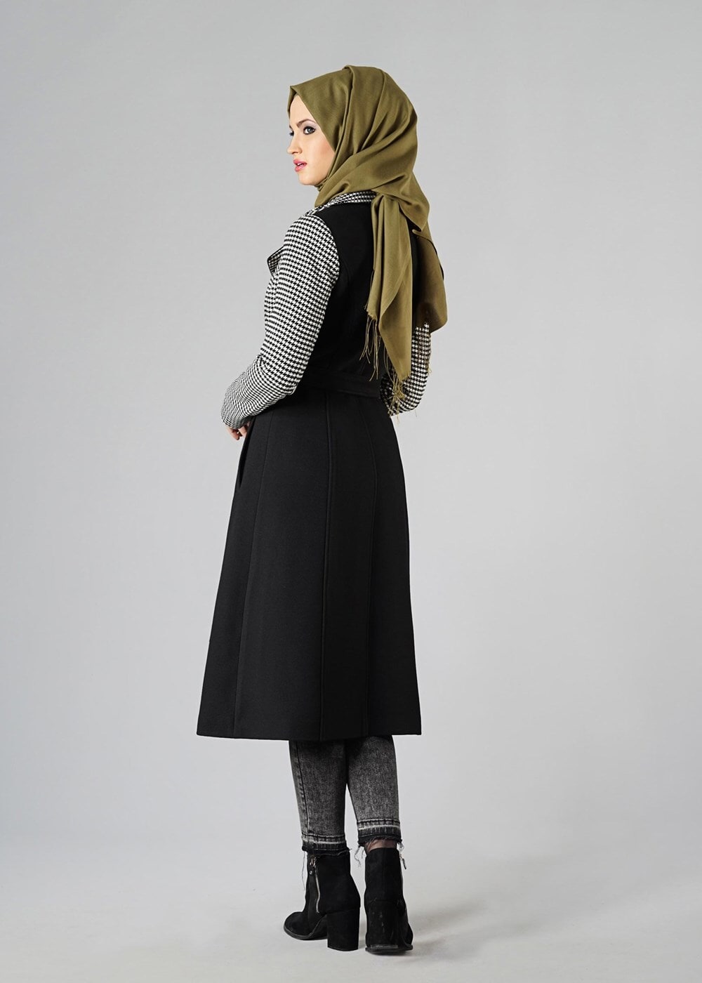 Tesettür giyim SİYAH KAZAYAĞI DESENLİ DÜĞMELİ KABAN 9347