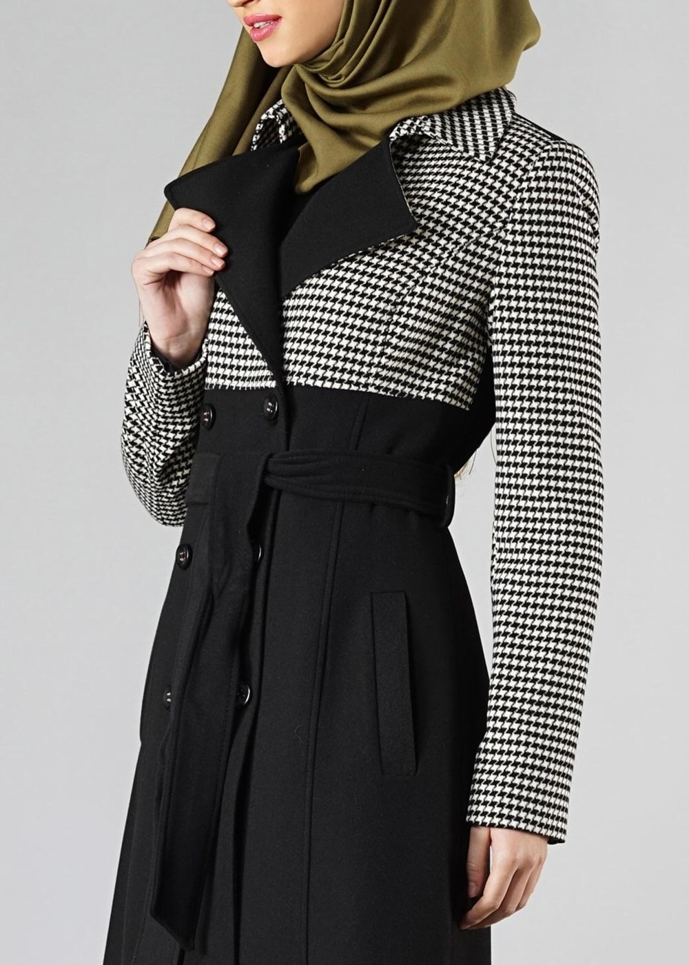 Tesettür giyim SİYAH KAZAYAĞI DESENLİ DÜĞMELİ KABAN 9347