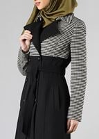 Tesettür giyim SİYAH KAZAYAĞI DESENLİ DÜĞMELİ KABAN 9347