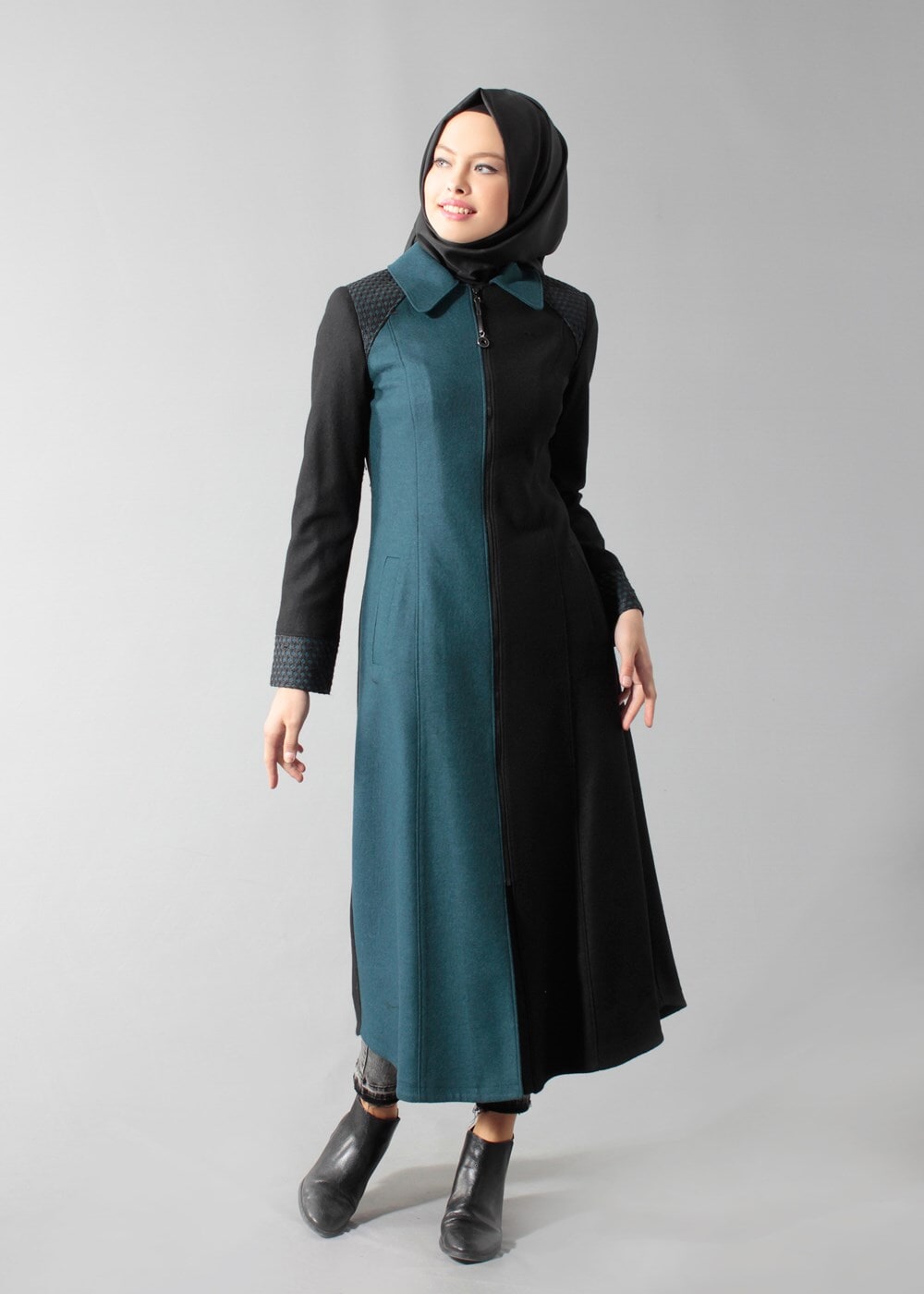 Tesettür giyim MAVİ SİVRİ YAKA İKİ RENKLİ FERMUARLI MANTO 9358 