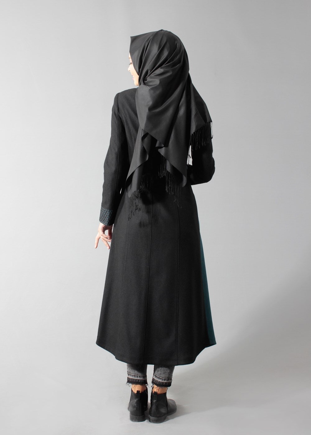 Tesettür giyim MAVİ SİVRİ YAKA İKİ RENKLİ FERMUARLI MANTO 9358 