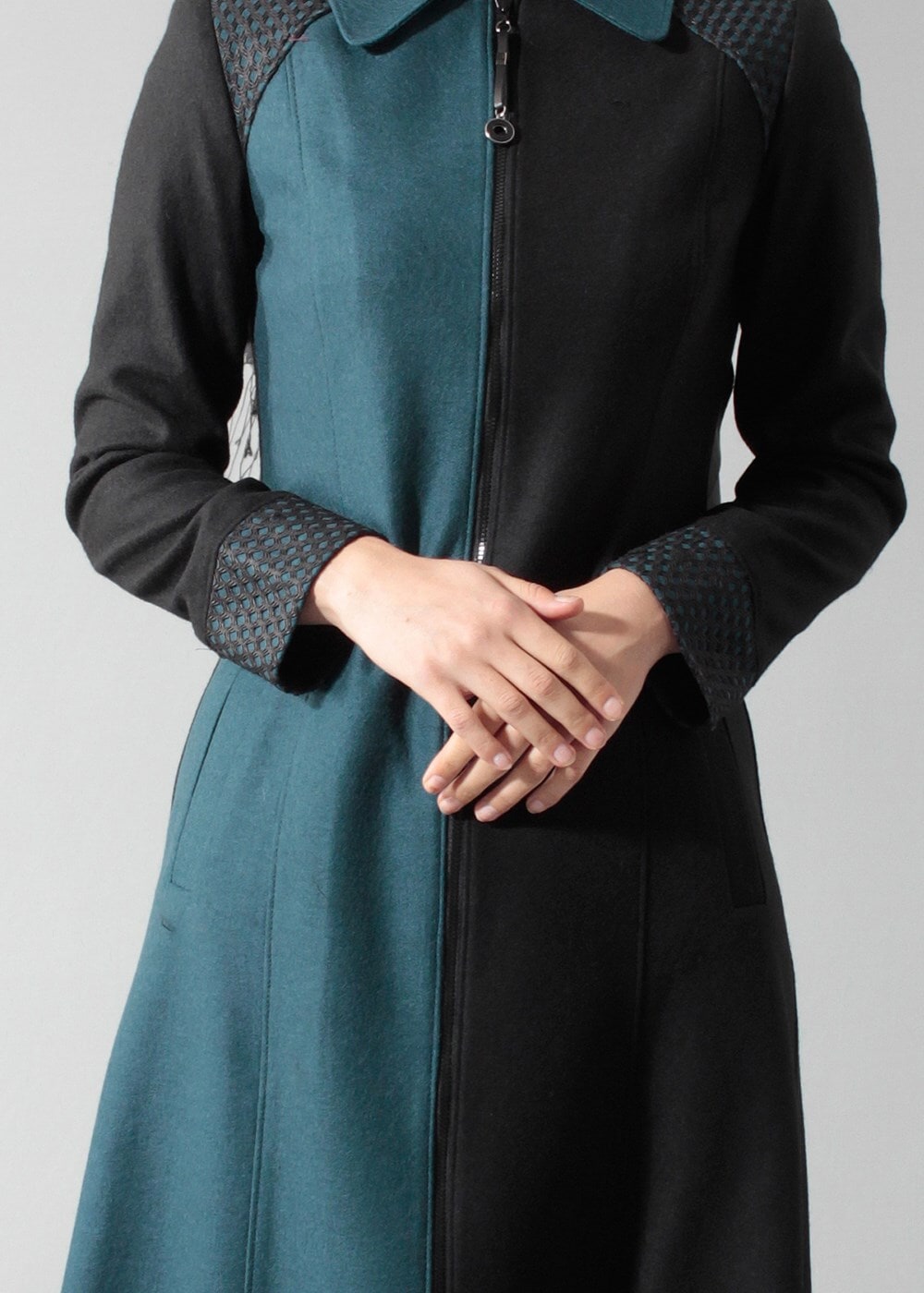 Tesettür giyim MAVİ SİVRİ YAKA İKİ RENKLİ FERMUARLI MANTO 9358 